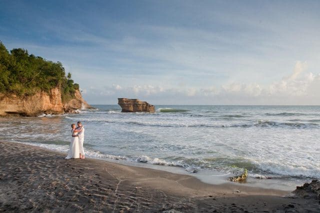 wedding couple at balenbouche beach